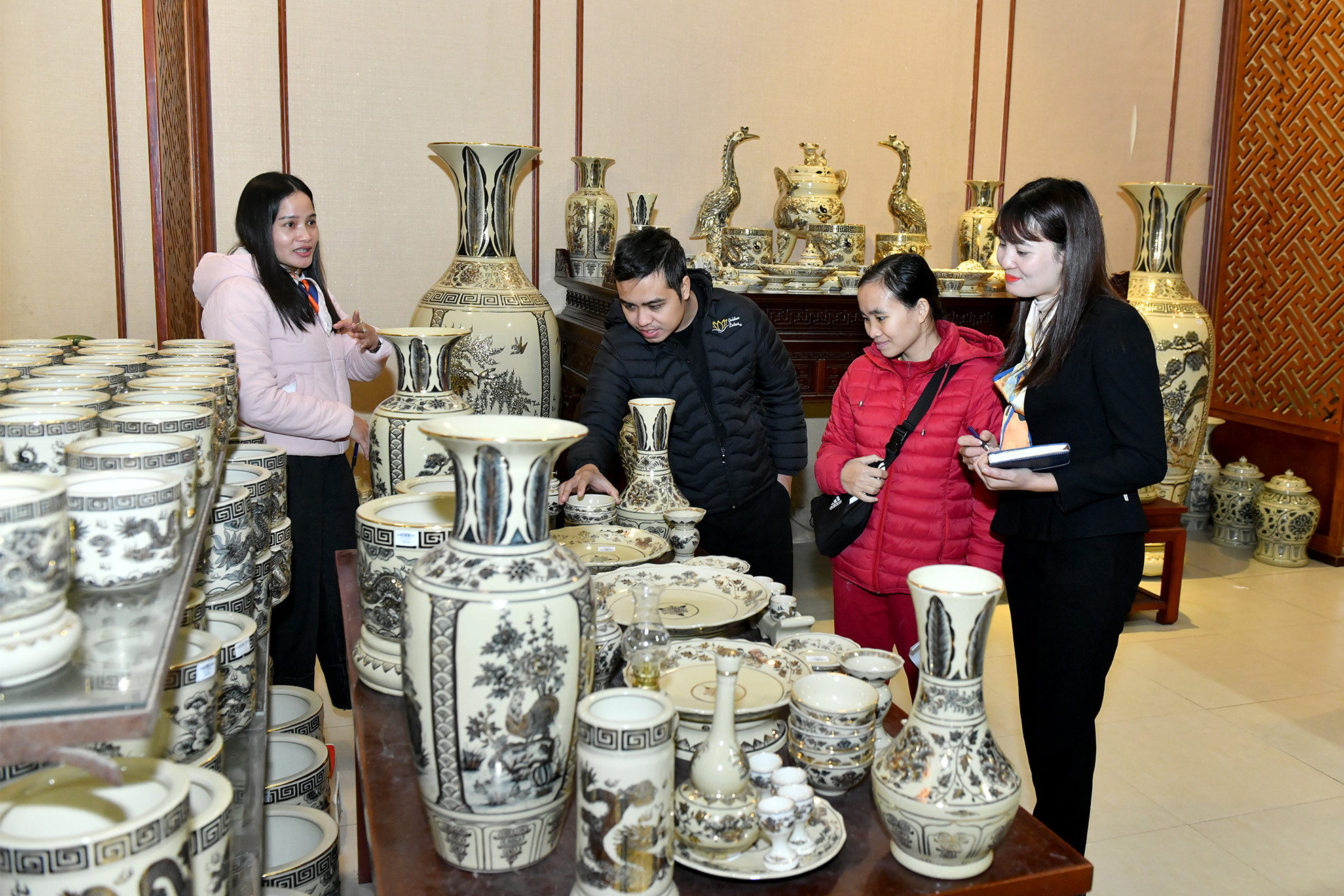 Khách hàng tham quan, chọn mua sản phẩm tại khu trưng bày giới thiệu sản phẩm gốm Chu Đậu.