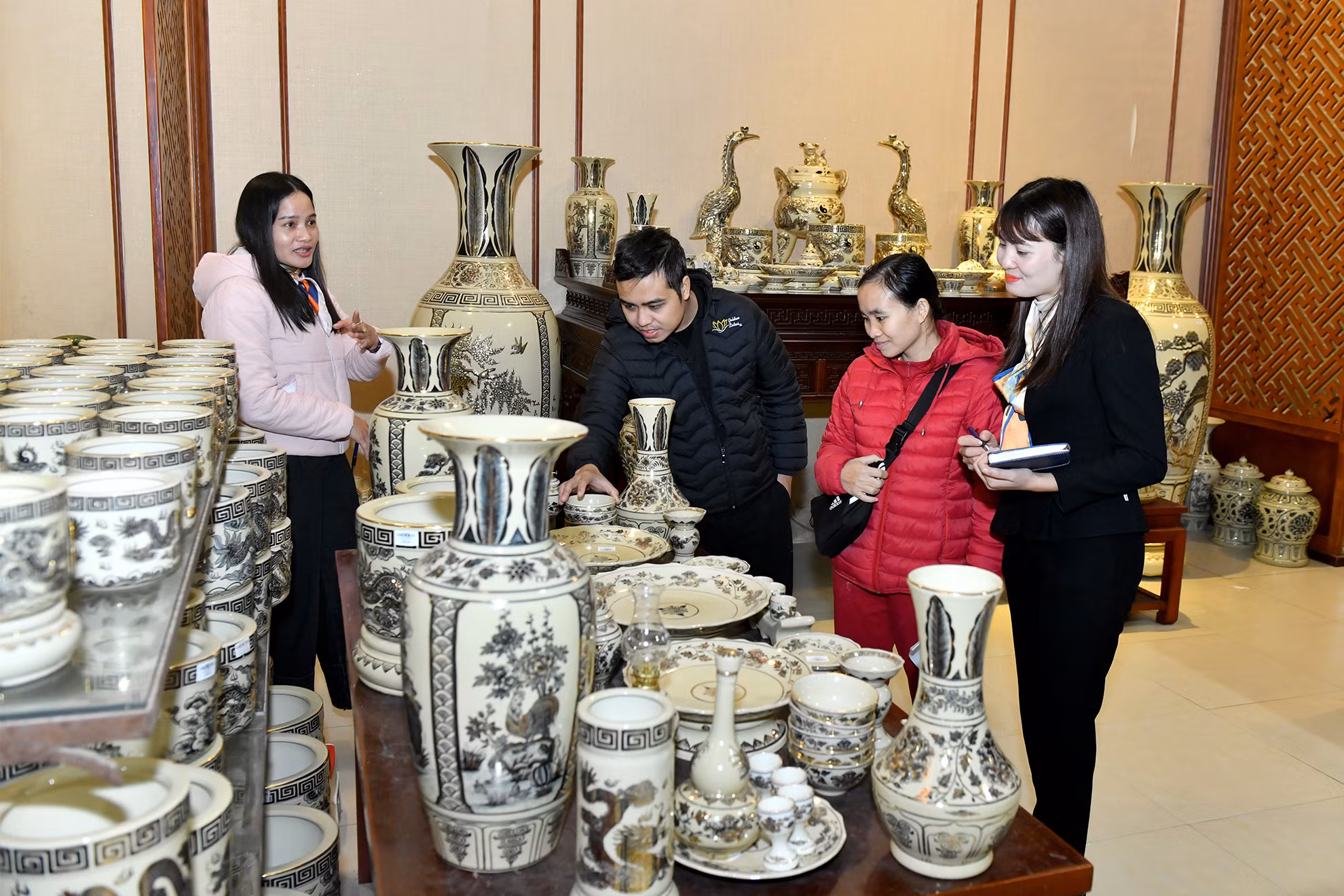 Khách hàng tham quan, chọn mua sản phẩm tại khu trưng bày giới thiệu sản phẩm gốm Chu Đậu.