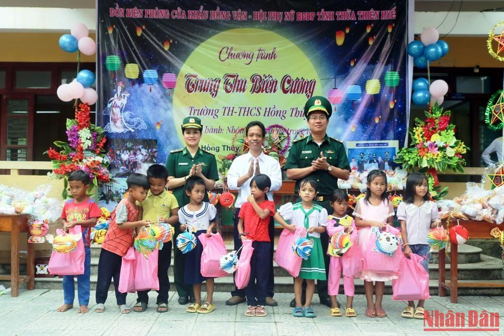 Chương trình đã dành tặng những món quà ý nghĩa cho các em học sinh có hoàn cảnh khó khăn, vươn lên trong học tập.