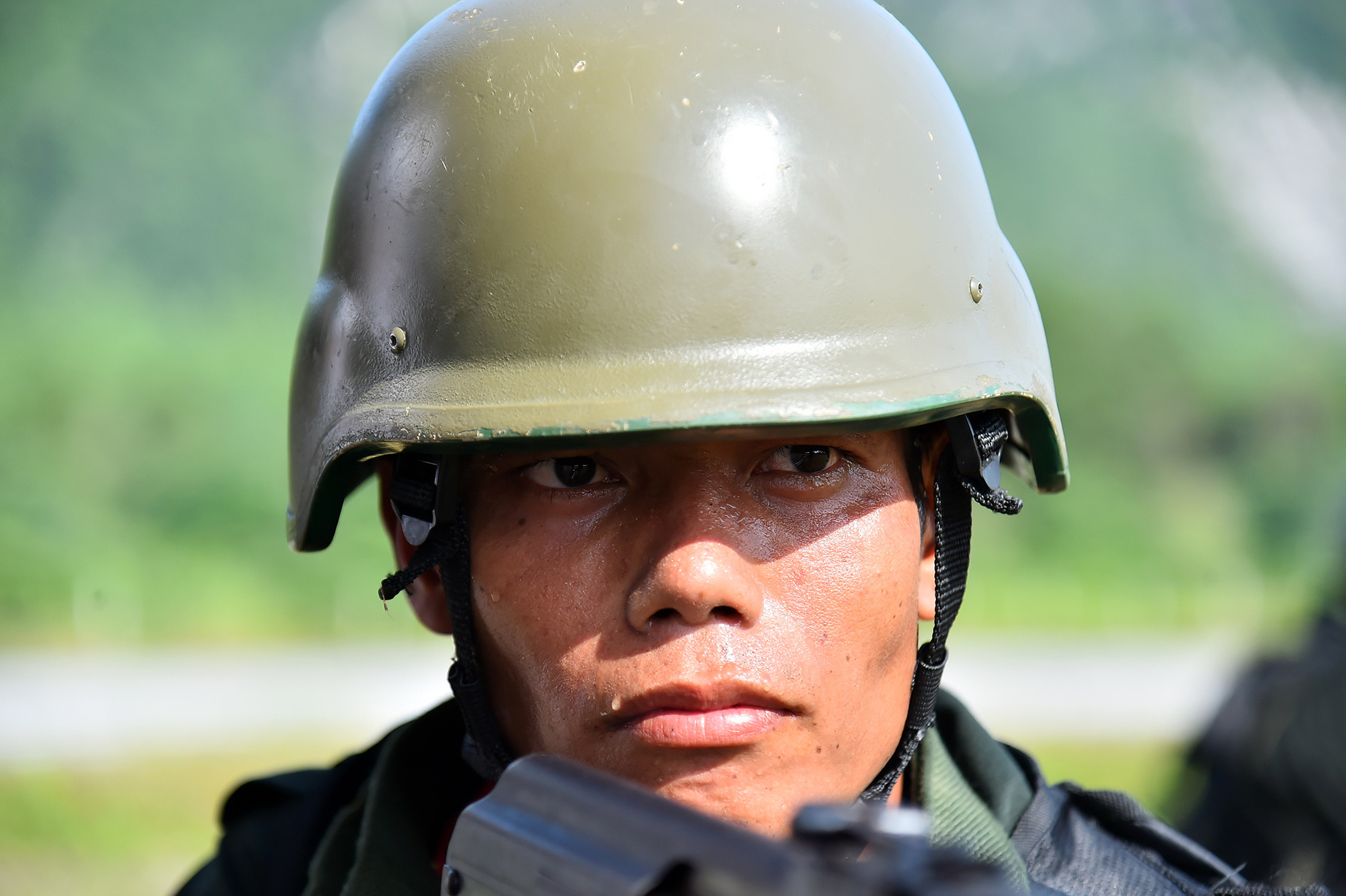 Dù dưới cái nắng như đổ lửa hay dưới cơn mưa núi trút xối xả, gần 2 tháng qua, những người lính tinh nhuệ luôn vượt qua điều kiện khó khăn về thời tiết, duy trì thái độ tập luyện nghiêm túc, quyết tâm tối đa hoàn thành tốt nhất các tình huống đặt ra.