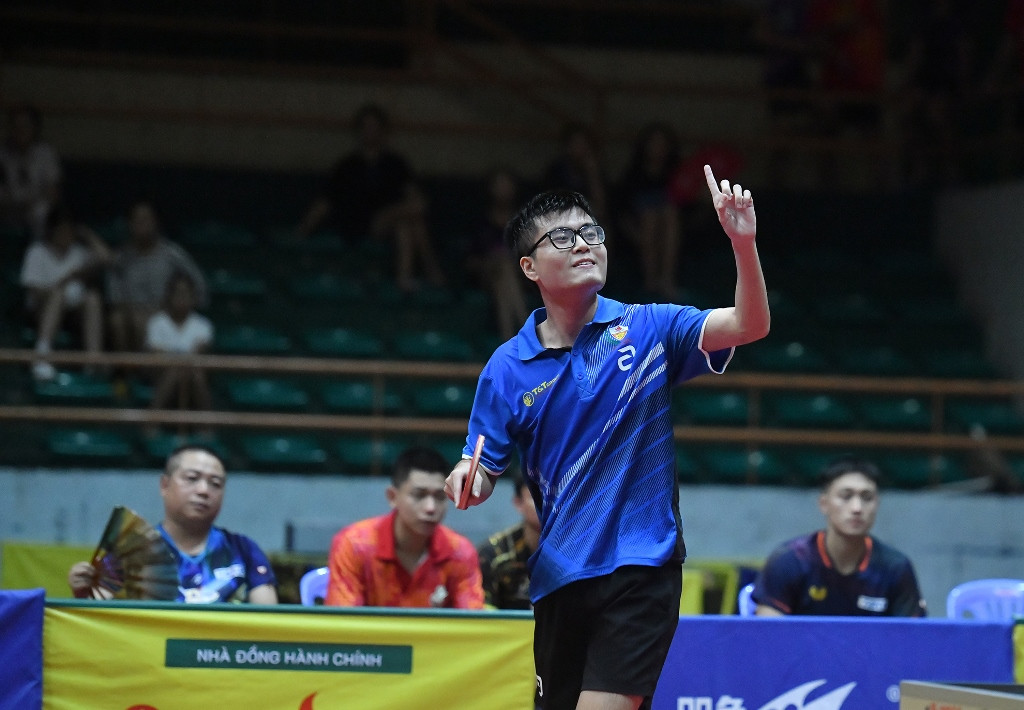 Tay vợt Vũ Mạnh Huy ăn mừng sau khi kết thúc một pha bóng đẹp. Tay vợt Vũ Mạnh Huy ăn mừng sau khi kết thúc một pha bóng đẹp.