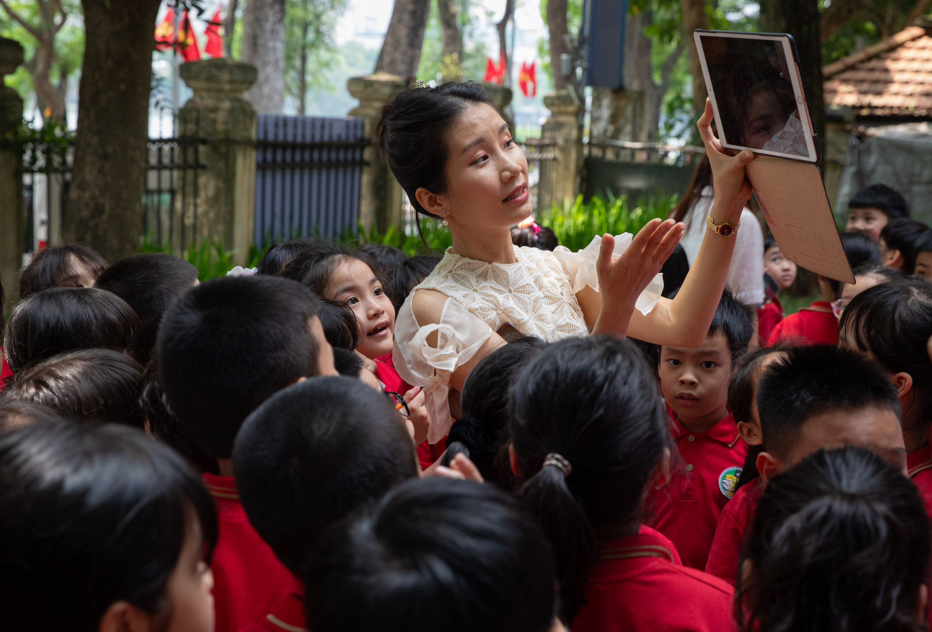 Dưới sự hướng dẫn của các đoàn viên thanh niên Báo Nhân Dân, học sinh được tìm hiểu các thông tin về 56 ngày đêm chiến đấu trong Chiến dịch Điện Biên Phủ.