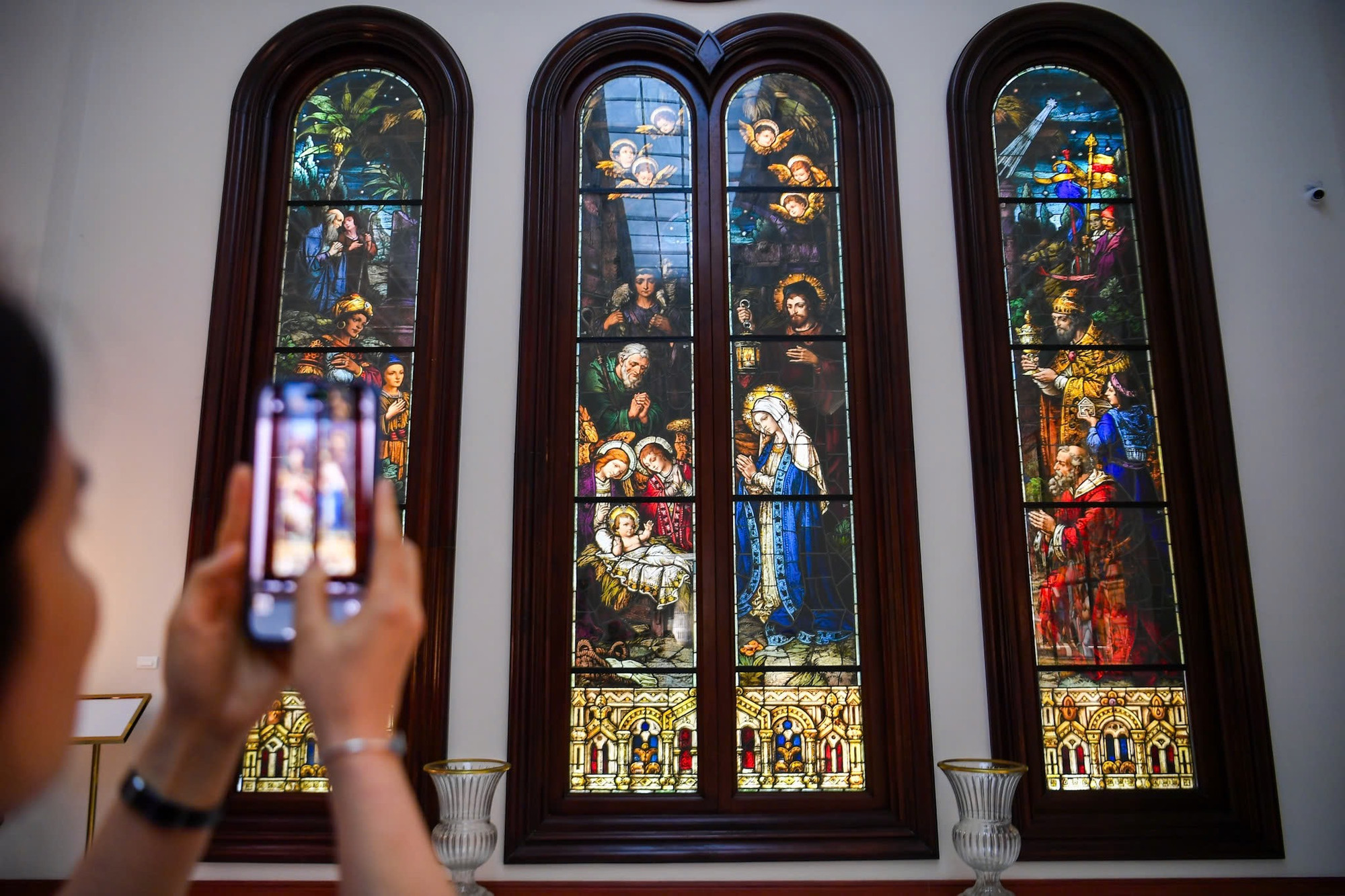Tác phẩm kính màu kinh điển “Giáng Sinh” (The Nativity) trưng bày tại bảo tàng. (Ảnh: THÀNH ĐẠT)