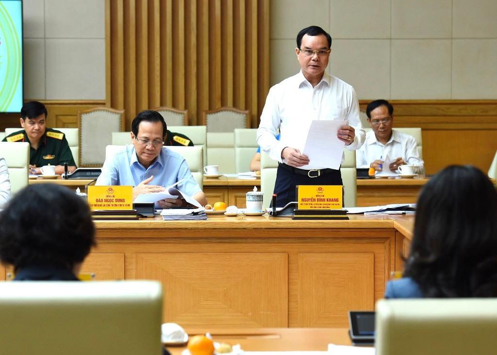 Chủ tịch Tổng Liên đoàn Lao động Việt Nam Nguyễn Đình Khang phát biểu tại phiên họp.