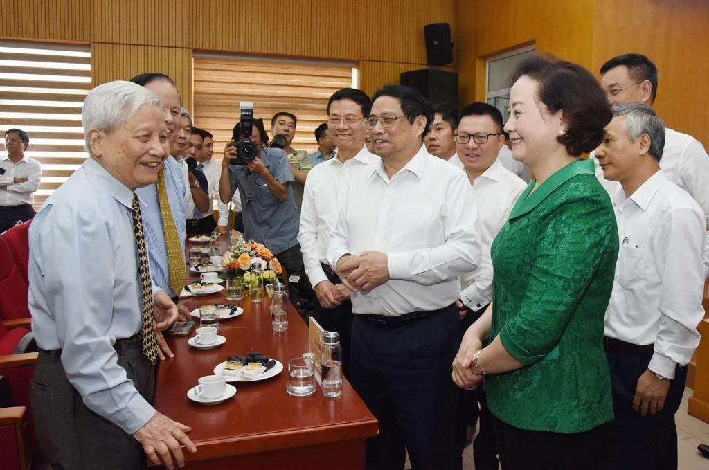 Thủ tướng chụp với cùng các nhà báo lão thành, có thâm niên công tác.