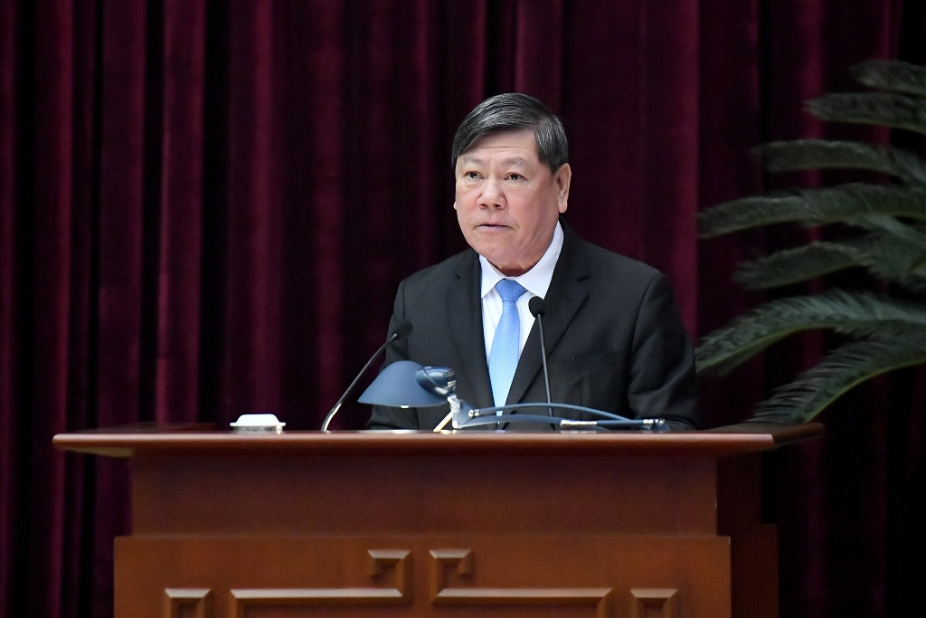 Đồng chí Trần Văn Rón, Ủy viên Trung ương Đảng, Phó Chủ nhiệm Thường trực Ủy ban Kiểm tra Trung ương trình bày báo cáo tổng kết tại hội nghị.