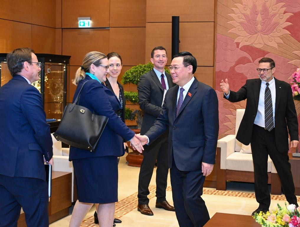 Chủ tịch Quốc hội Vương Đình Huệ với thành viên Đại sứ quán Australia tại buổi tiếp.