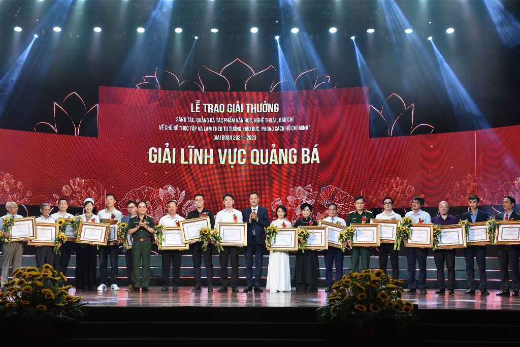 [Ảnh] Lễ trao giải thưởng sáng tác, quảng bá tác phẩm văn học, nghệ thuật, báo chí về chủ đề “Học tập và làm theo tư tưởng, đạo đức, phong cách Hồ Chí Minh” ảnh 8