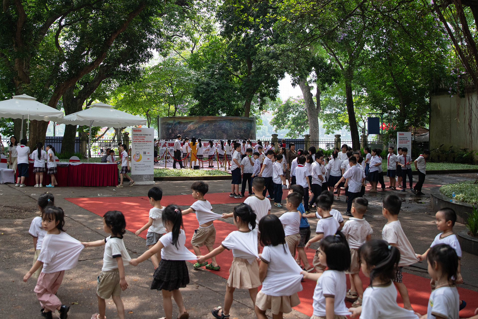 Trong ngày 10/5, đông đảo học sinh các trường trên địa bàn Thủ đô Hà Nội tới tham quan, trải nghiệm Triển lãm tương tác tranh panorama kỷ niệm 70 năm Chiến thắng Điện Biên Phủ tại khuôn viên Trụ sở Báo Nhân Dân.
