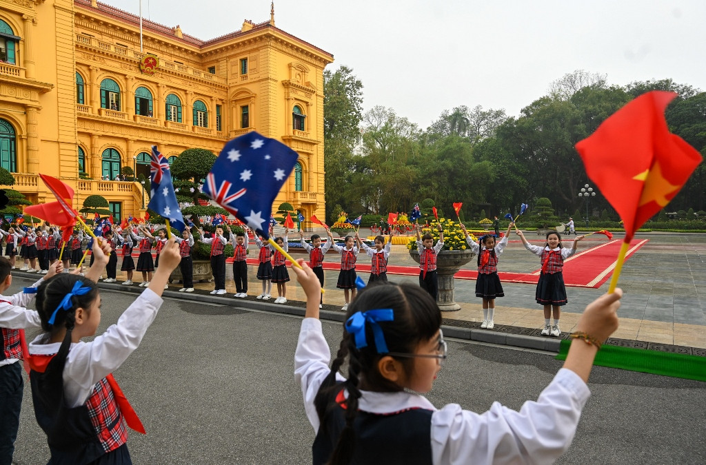 Thiếu nhi Thủ đô chào đón Toàn quyền Australia David Hurley và phu nhân.