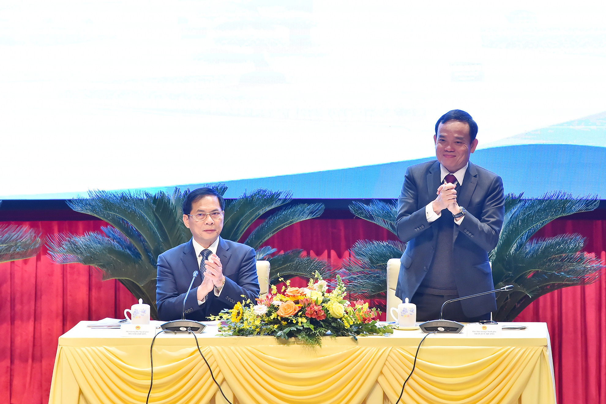 Phó Thủ tướng Trần Lưu Quang và Bộ trưởng Ngoại giao Bùi Thanh Sơn đồng chủ trì Phiên họp toàn thể về xây dựng và phát triển ngành ngoại giao. Phó Thủ tướng Trần Lưu Quang và Bộ trưởng Ngoại giao Bùi Thanh Sơn đồng chủ trì Phiên họp toàn thể về xây dựng và phát triển ngành ngoại giao.