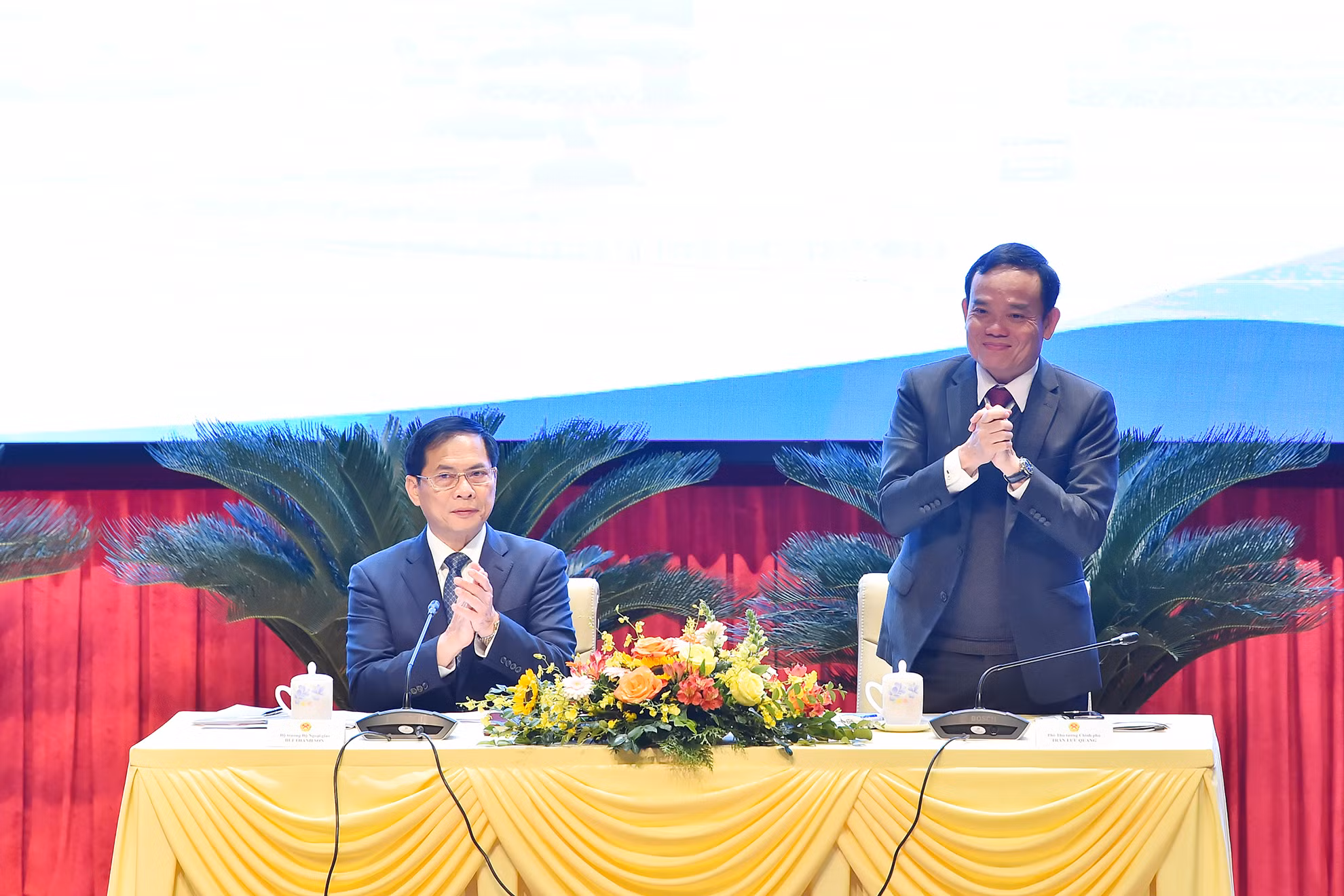 Phó Thủ tướng Trần Lưu Quang và Bộ trưởng Ngoại giao Bùi Thanh Sơn đồng chủ trì Phiên họp toàn thể về xây dựng và phát triển ngành ngoại giao.