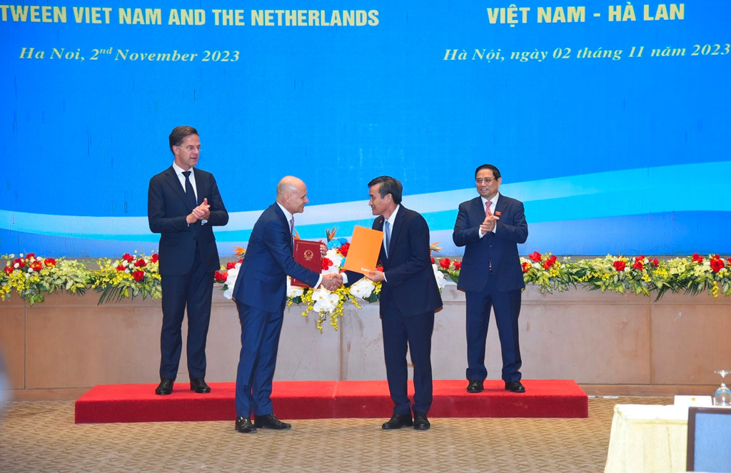 Trao Ý định thư giữa Cục Địa chất, Bộ Tài nguyên và Môi trường và Đại sứ quán Hà Lan tại Việt Nam về hợp tác thăm dò và khai thác bền vững các khoáng sản quan trọng.