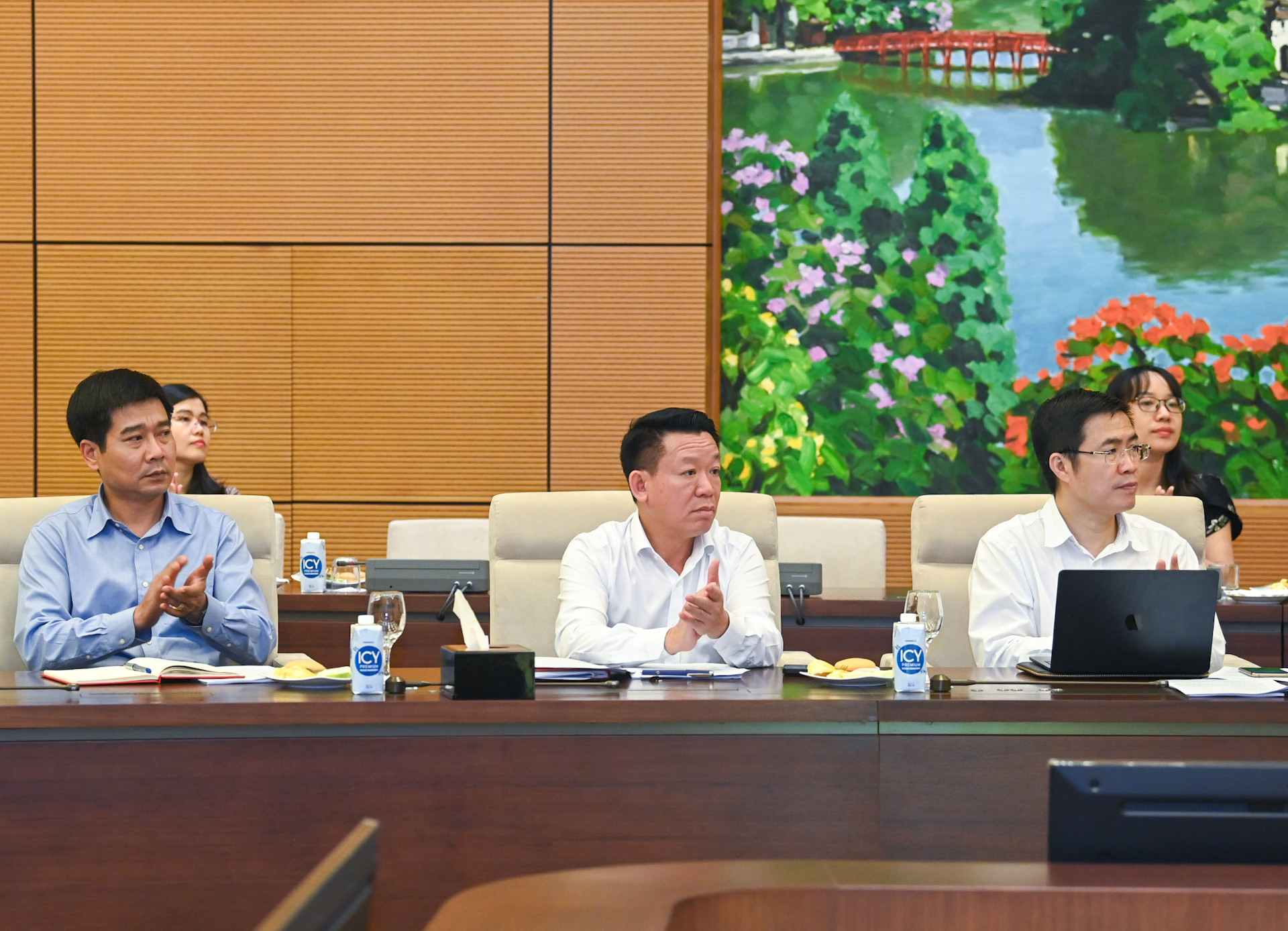 Thường trực các Ủy ban tham dự buổi làm việc.