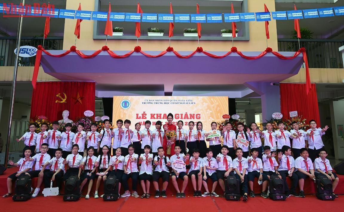 Cô và trò lớp 6A10 hân hoan trong ngày khai giảng năm học mới.