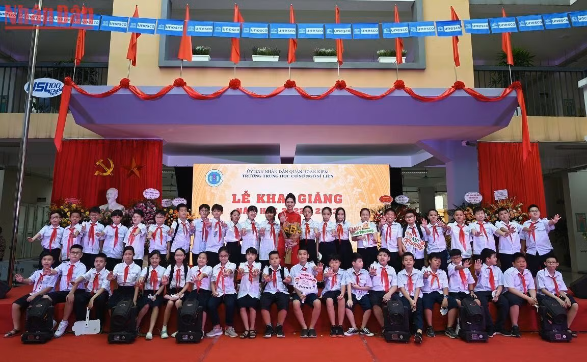 Cô và trò lớp 6A10 hân hoan trong ngày khai giảng năm học mới.