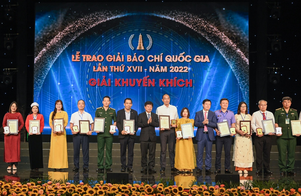 Các tác giả, đại diện nhóm tác giả nhận giải Khuyến khích Giải Báo chí quốc gia lần thứ XVII.