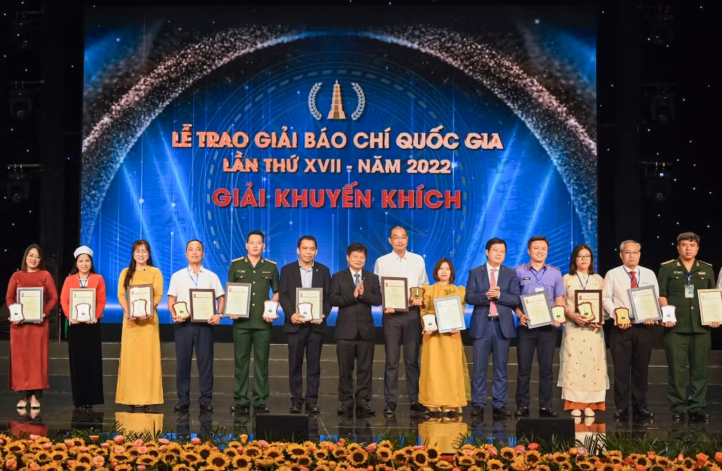 Các tác giả, đại diện nhóm tác giả nhận giải Khuyến khích Giải Báo chí quốc gia lần thứ XVII.