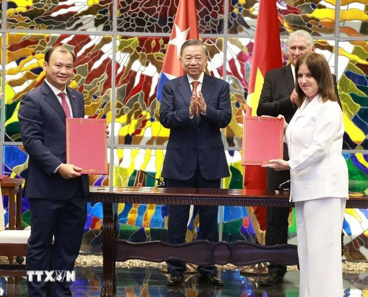 Tổng Bí thư, Chủ tịch nước Tô Lâm và Bí thư thứ nhất Đảng Cộng sản Cuba, Chủ tịch Cuba Miguel Diaz Canel Bermudez chứng kiến Lễ ký kết văn kiện hợp tác giữa Tạp chí Cộng sản với Tạp chí Cuba Xã hội chủ nghĩa. Ảnh: TTXVN Tổng Bí thư, Chủ tịch nước Tô Lâm và Bí thư thứ nhất Đảng Cộng sản Cuba, Chủ tịch Cuba Miguel Diaz Canel Bermudez chứng kiến Lễ ký kết văn kiện hợp tác giữa Tạp chí Cộng sản với Tạp chí Cuba Xã hội chủ nghĩa. Ảnh: TTXVN