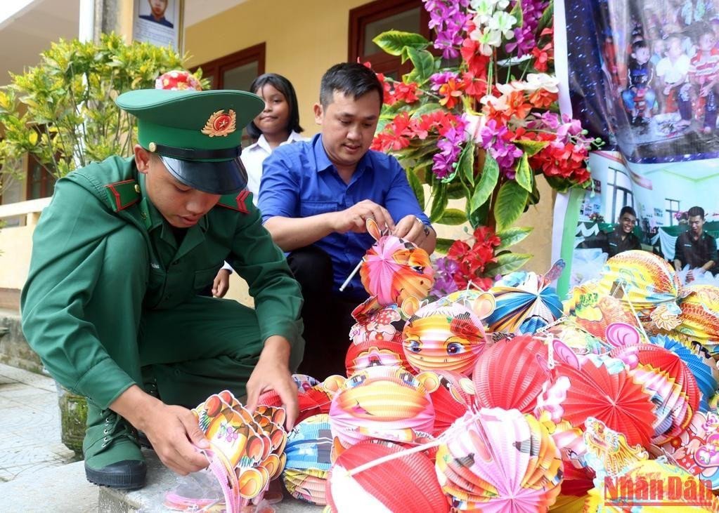 Đoàn viên, thanh niên các đơn vị chuẩn bị những chiếc đèn xinh xắn để các em nhỏ vui hội trăng rằm.