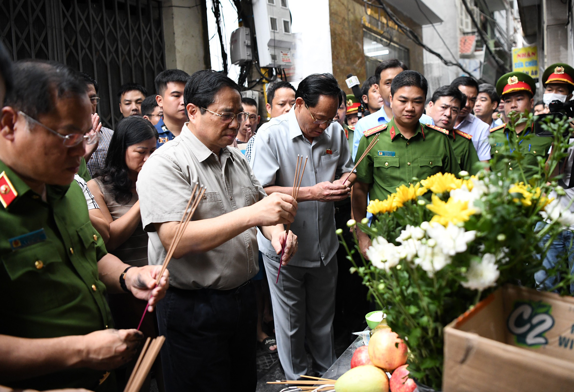 [Ảnh] Thủ tướng thị sát hiện trường vụ cháy chung cư mini đặc biệt nghiêm trọng tại Hà Nội ảnh 7