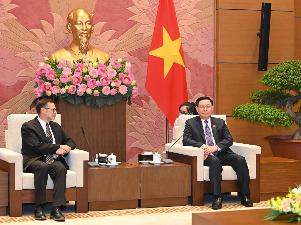 Chủ tịch Quốc hội Vương Đình Huệ vui mừng được đón tiếp Ngài Đại sứ Andrew Goledzinowski tại Nhà Quốc hội.