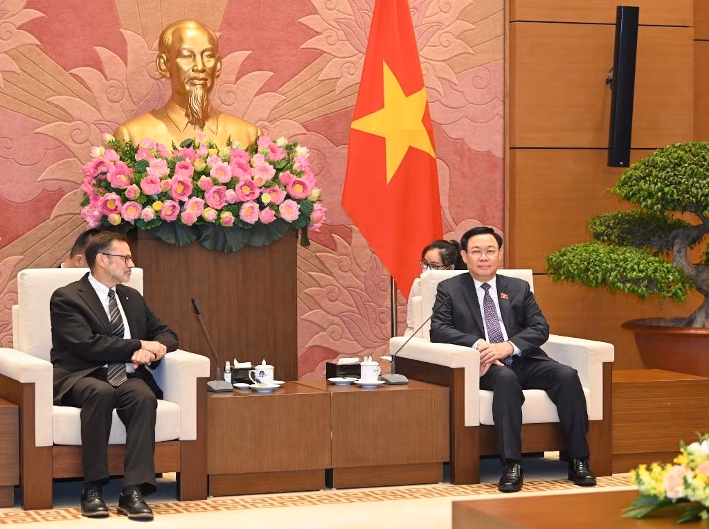 Chủ tịch Quốc hội Vương Đình Huệ vui mừng được đón tiếp Ngài Đại sứ Andrew Goledzinowski tại Nhà Quốc hội.