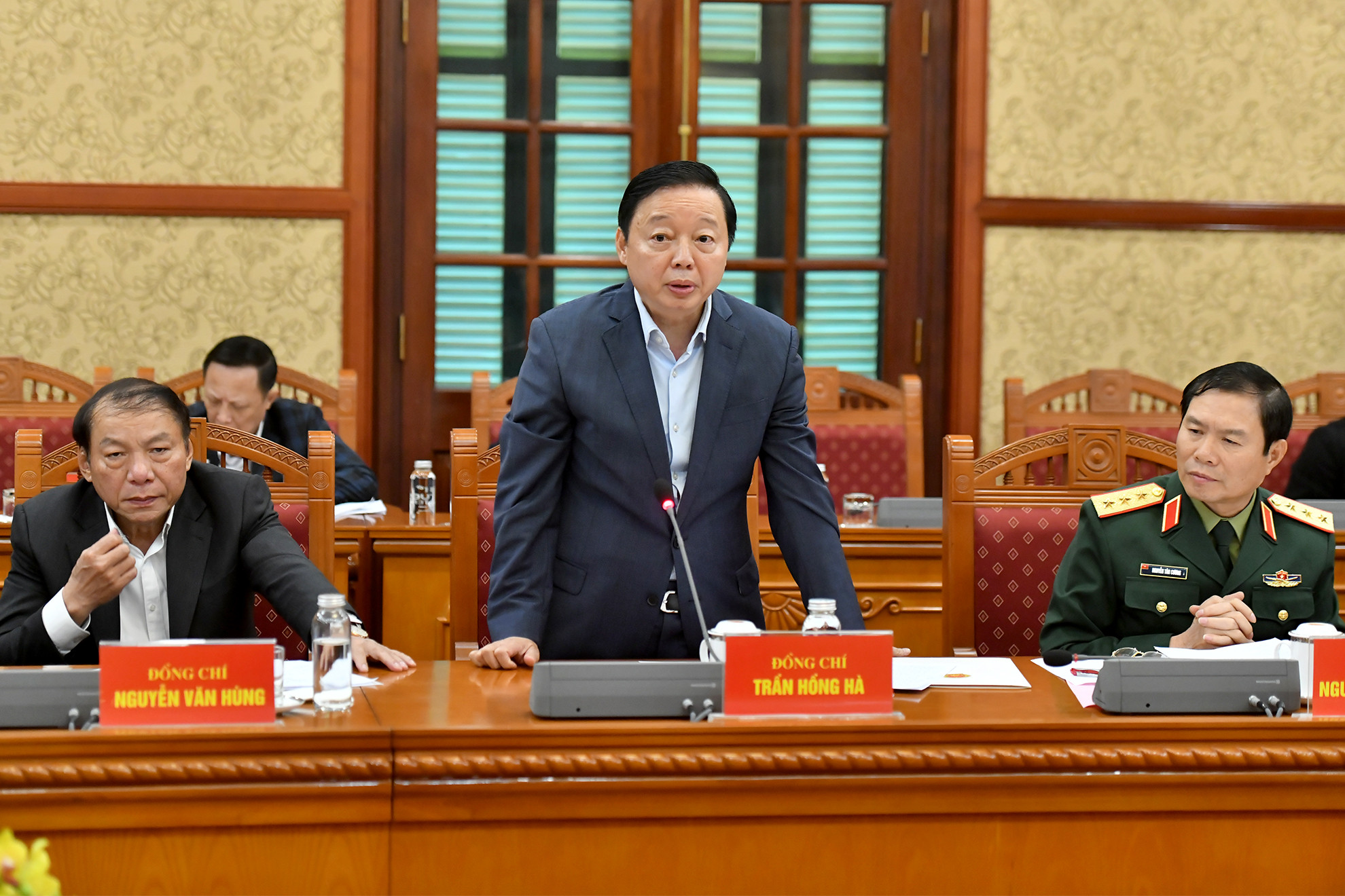 Đồng chí Trần Hồng Hà, Ủy viên Trung ương Đảng, Phó Thủ tướng Chính phủ phát biểu ý kiến tại phiên họp.