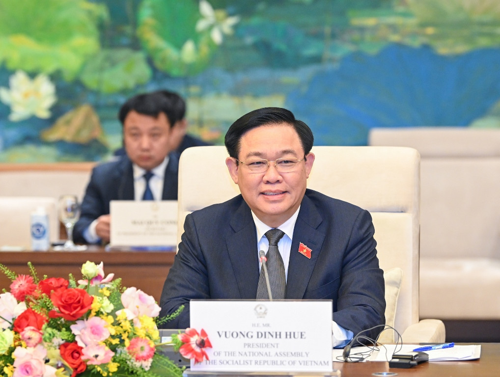 Chủ tịch Quốc hội Vương Đình Huệ phát biểu mở đầu cuộc tiếp.