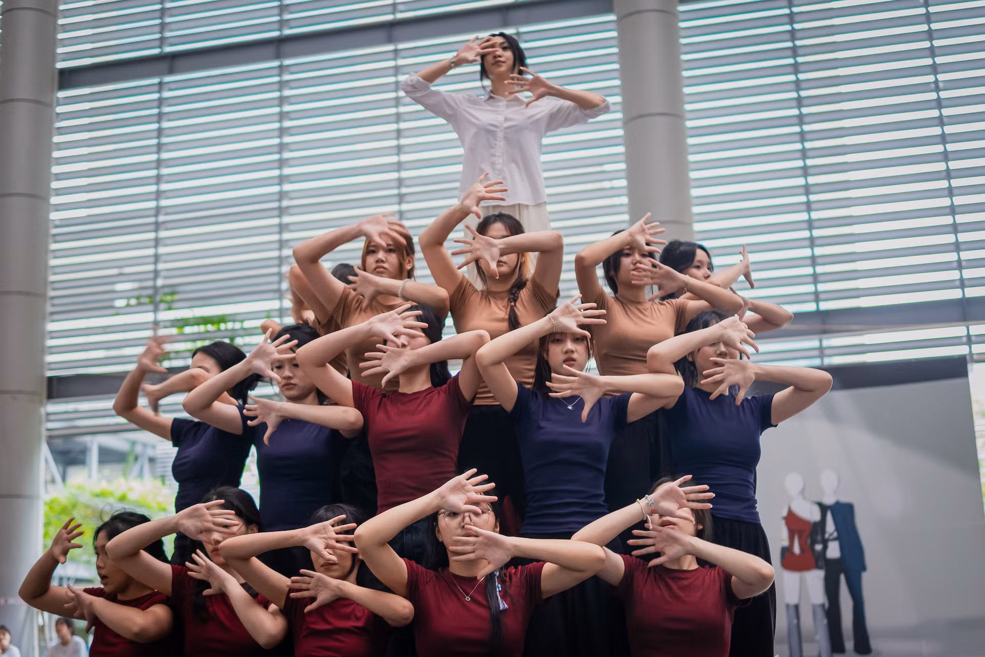 Qua những tiết mục tự dàn dựng và thể hiện, những học sinh trường chuyên cho thấy tình yêu, năng khiếu với nghệ thuật...