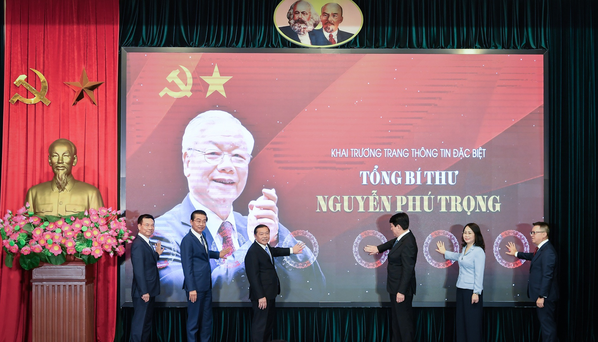 Đồng chí Lương Cường cùng các đại biểu ấn nút khai trương Trang thông tin đặc biệt Tổng Bí thư Nguyễn Phú Trọng - Nhà lãnh đạo có tâm, có tầm của Đảng. (Ảnh: THÀNH ĐẠT) Đồng chí Lương Cường cùng các đại biểu ấn nút khai trương Trang thông tin đặc biệt Tổng Bí thư Nguyễn Phú Trọng - Nhà lãnh đạo có tâm, có tầm của Đảng. (Ảnh: THÀNH ĐẠT)