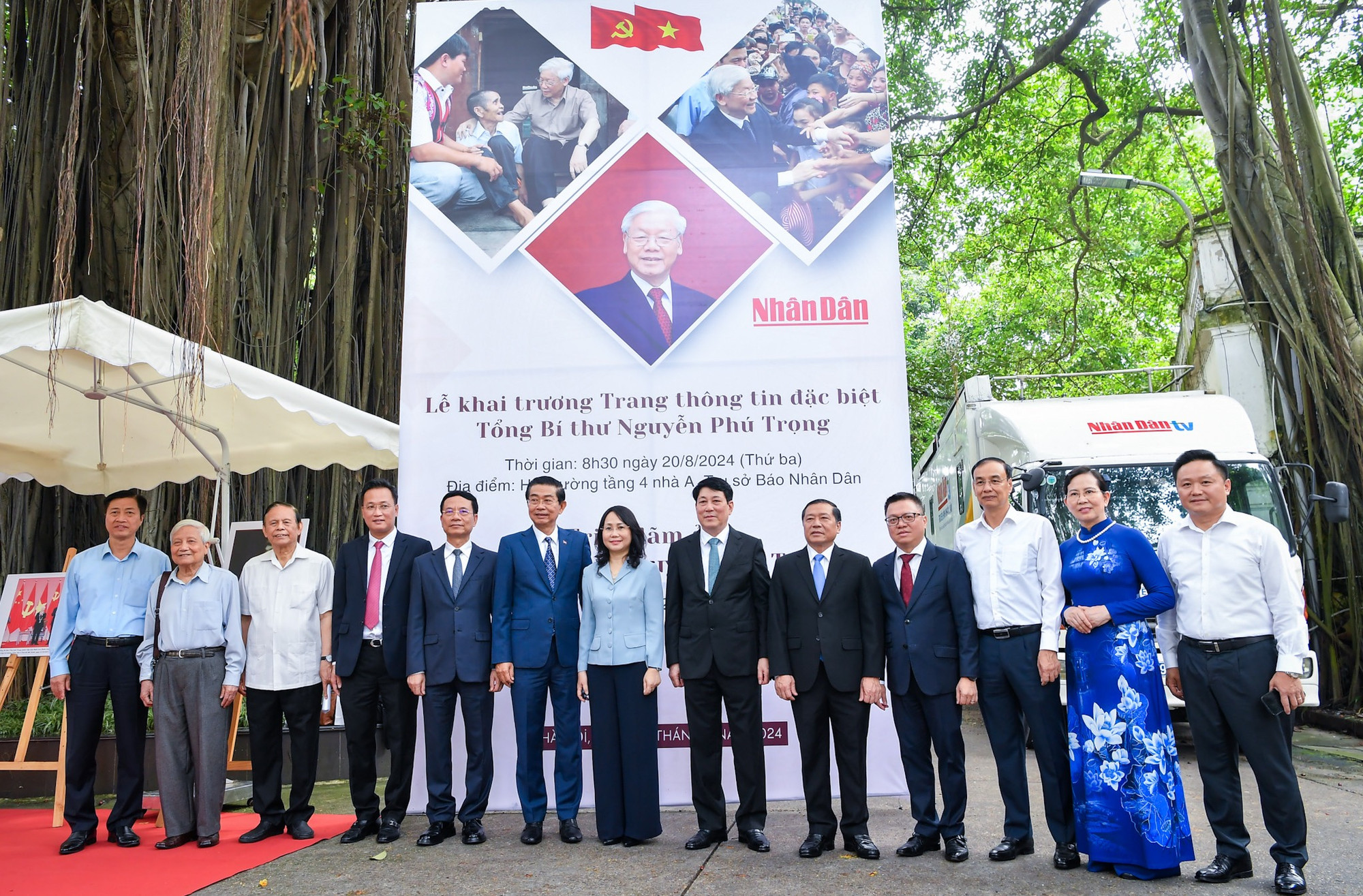 Đồng chí Lương Cường cùng các đại biểu, lãnh đạo và nguyên lãnh đạo Báo Nhân Dân tham quan Triển lãm ảnh Tổng Bí thư Nguyễn Phú Trọng. (Ảnh: THÀNH ĐẠT) Đồng chí Lương Cường cùng các đại biểu, lãnh đạo và nguyên lãnh đạo Báo Nhân Dân tham quan Triển lãm ảnh Tổng Bí thư Nguyễn Phú Trọng. (Ảnh: THÀNH ĐẠT)