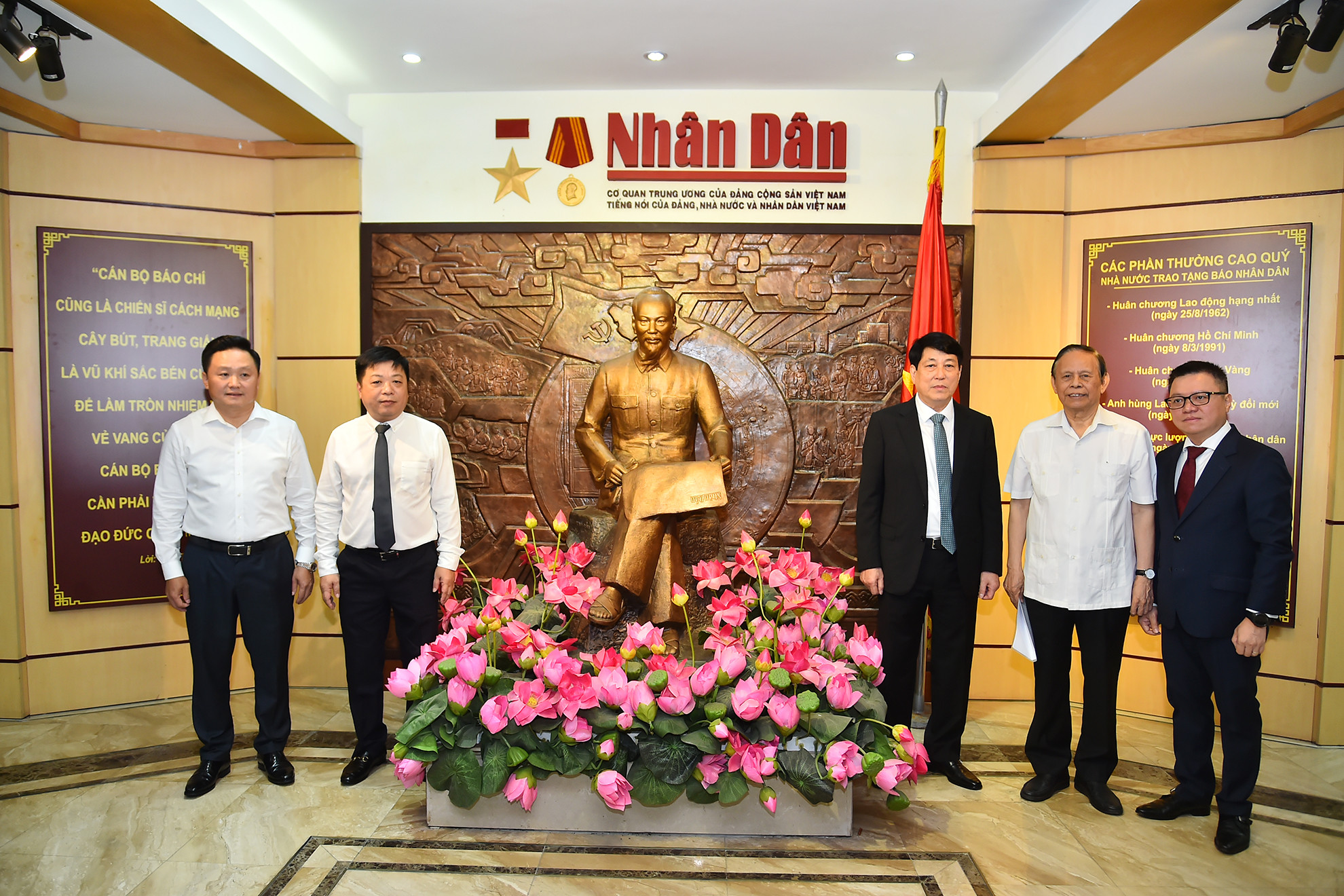 Đồng chí Lương Cường tham quan Nhà Truyền thống Báo Nhân Dân. (Ảnh: THỦY NGUYÊN - THẾ ĐẠI) Đồng chí Lương Cường tham quan Nhà Truyền thống Báo Nhân Dân. (Ảnh: THỦY NGUYÊN - THẾ ĐẠI)