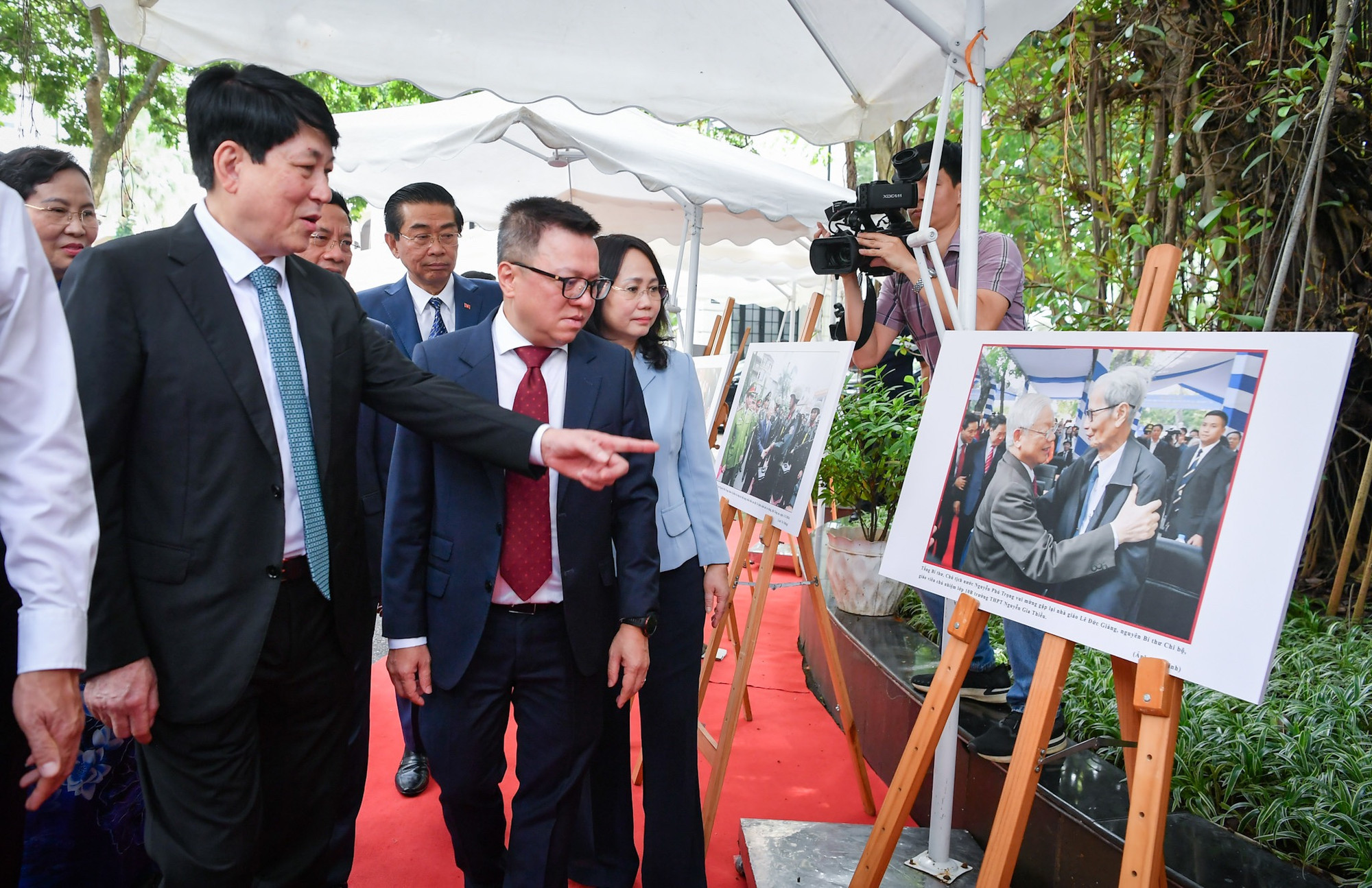 Triển lãm gồm 44 bức ảnh về cuộc đời, sự nghiệp của đồng chí Tổng Bí thư Nguyễn Phú Trọng. Triển lãm sẽ đón khách tham quan từ ngày 20/8 đến 25/8/2024 tại 71 Hàng Trống, Hoàn Kiếm, Hà Nội. (Ảnh: THỦY NGUYÊN) Triển lãm gồm 44 bức ảnh về cuộc đời, sự nghiệp của đồng chí Tổng Bí thư Nguyễn Phú Trọng. Triển lãm sẽ đón khách tham quan từ ngày 20/8 đến 25/8/2024 tại 71 Hàng Trống, Hoàn Kiếm, Hà Nội. (Ảnh: THỦY NGUYÊN)