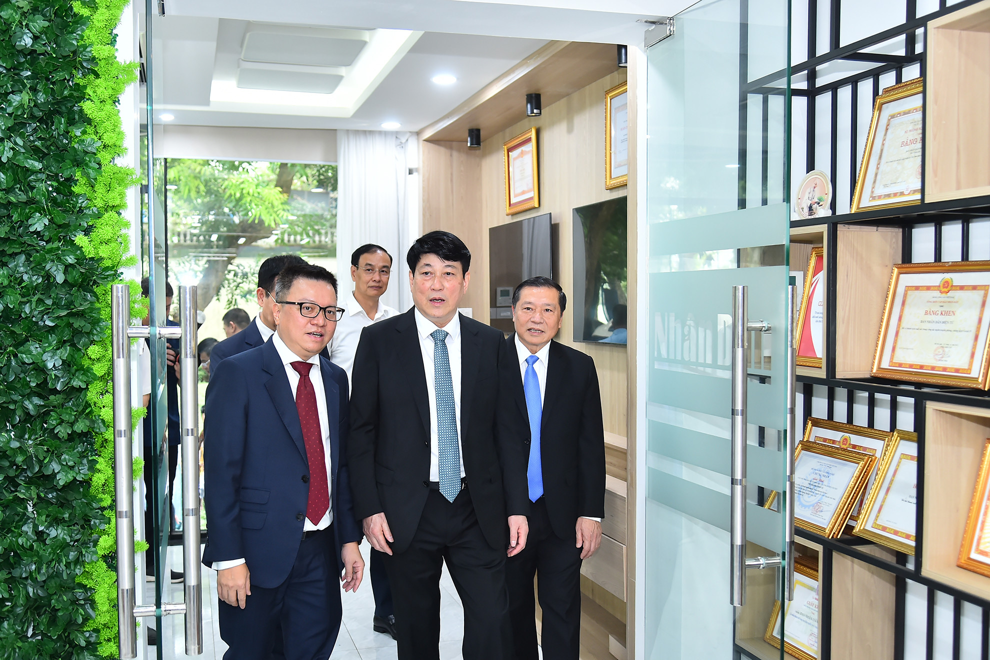 Đồng chí Lương Cường tham quan tòa soạn hội tụ của Báo Nhân Dân điện tử. (Ảnh: THỦY NGUYÊN - THẾ ĐẠI) Đồng chí Lương Cường tham quan tòa soạn hội tụ của Báo Nhân Dân điện tử. (Ảnh: THỦY NGUYÊN - THẾ ĐẠI)