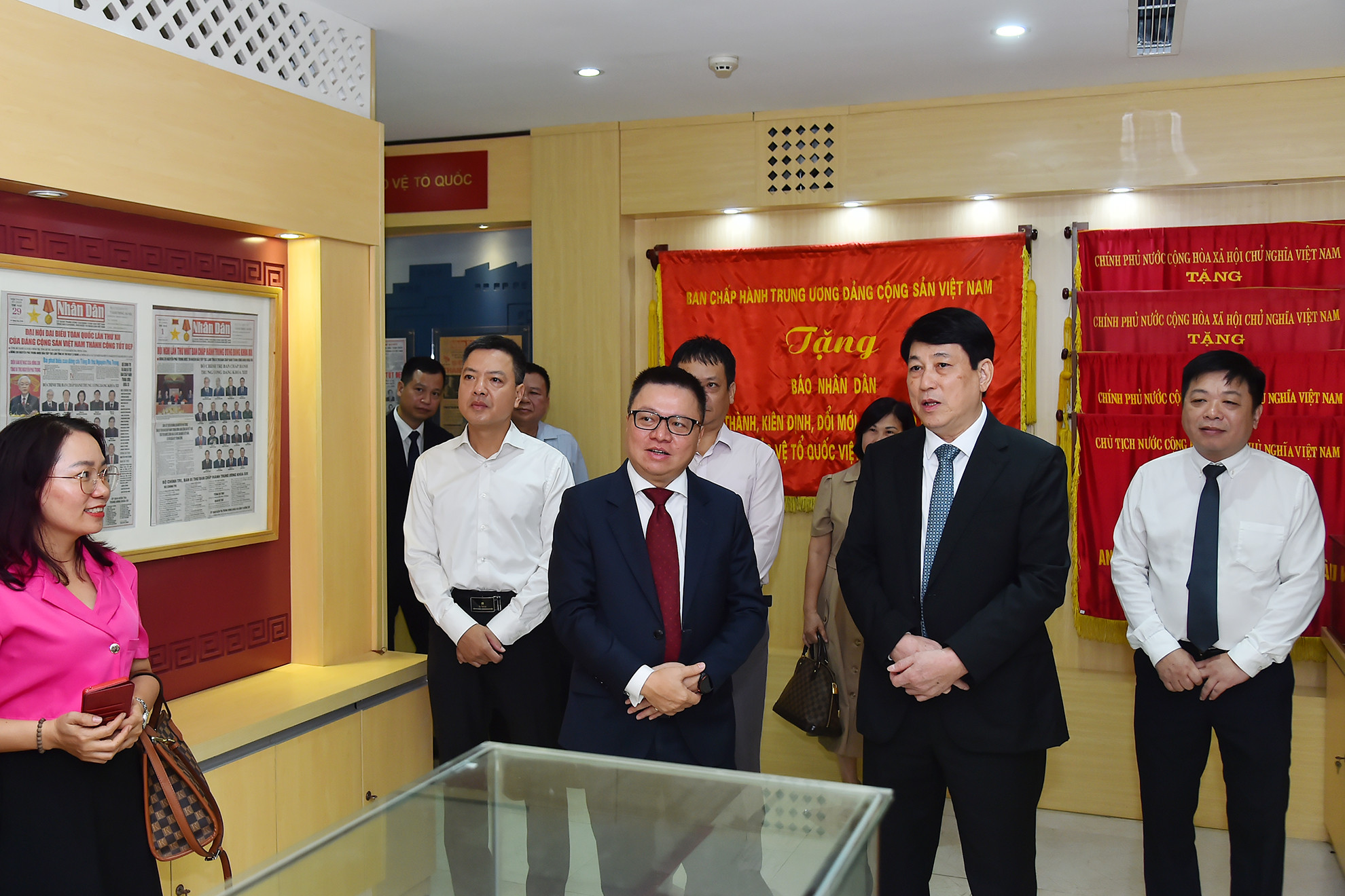 Đồng chí Lê Quốc Minh giới thiệu với đồng chí Lương Cường về lịch sử phát triển của Báo Nhân Dân. (Ảnh: THỦY NGUYÊN - THẾ ĐẠI) Đồng chí Lê Quốc Minh giới thiệu với đồng chí Lương Cường về lịch sử phát triển của Báo Nhân Dân. (Ảnh: THỦY NGUYÊN - THẾ ĐẠI)