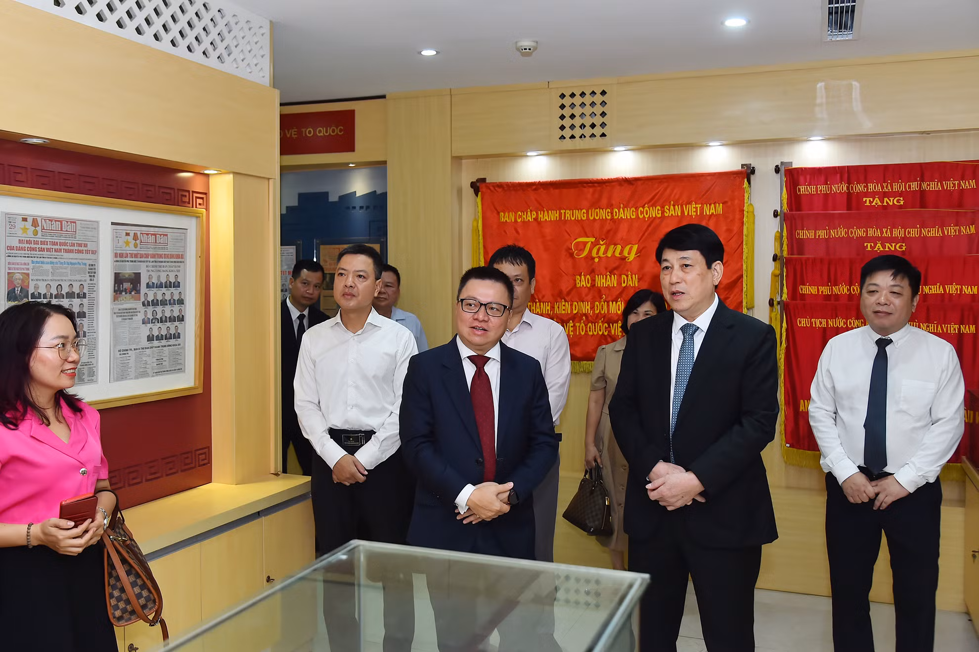 Đồng chí Lê Quốc Minh giới thiệu với đồng chí Lương Cường về lịch sử phát triển của Báo Nhân Dân. (Ảnh: THỦY NGUYÊN - THẾ ĐẠI) Đồng chí Lê Quốc Minh giới thiệu với đồng chí Lương Cường về lịch sử phát triển của Báo Nhân Dân. (Ảnh: THỦY NGUYÊN - THẾ ĐẠI)