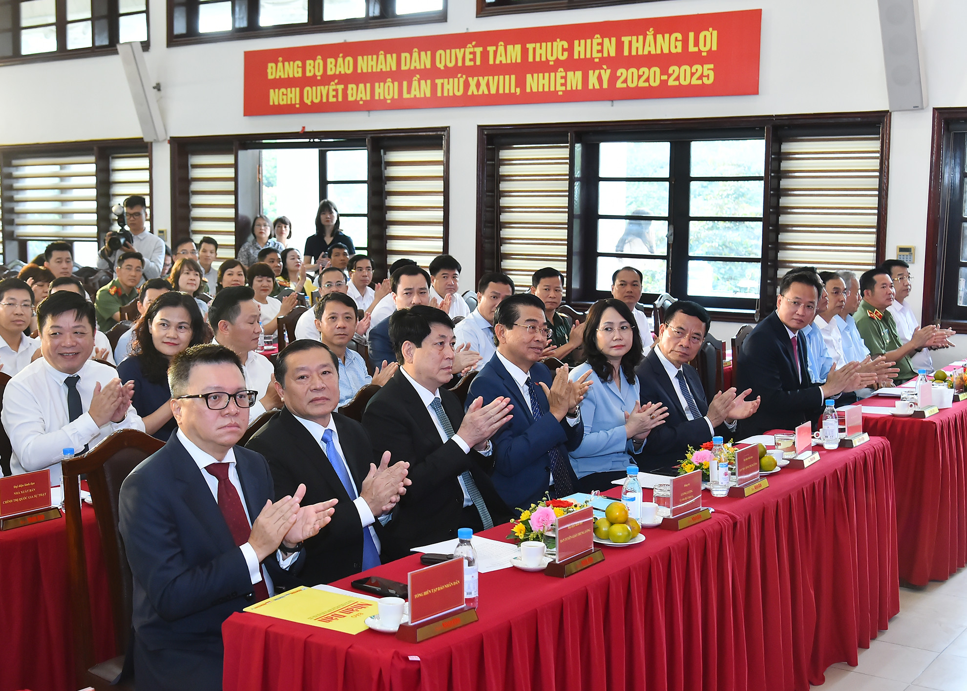 Đồng chí Lương Cường, Ủy viên Bộ Chính trị, Thường trực Ban Bí thư (hàng đầu thứ ba từ trái sang) dự Lễ khai trương Trang thông tin đặc biệt Tổng Bí thư Nguyễn Phú Trọng - Nhà lãnh đạo có tâm, có tầm của Đảng. (Ảnh: THỦY NGUYÊN - THẾ ĐẠI) Đồng chí Lương Cường, Ủy viên Bộ Chính trị, Thường trực Ban Bí thư (hàng đầu thứ ba từ trái sang) dự Lễ khai trương Trang thông tin đặc biệt Tổng Bí thư Nguyễn Phú Trọng - Nhà lãnh đạo có tâm, có tầm của Đảng. (Ảnh: THỦY NGUYÊN - THẾ ĐẠI)