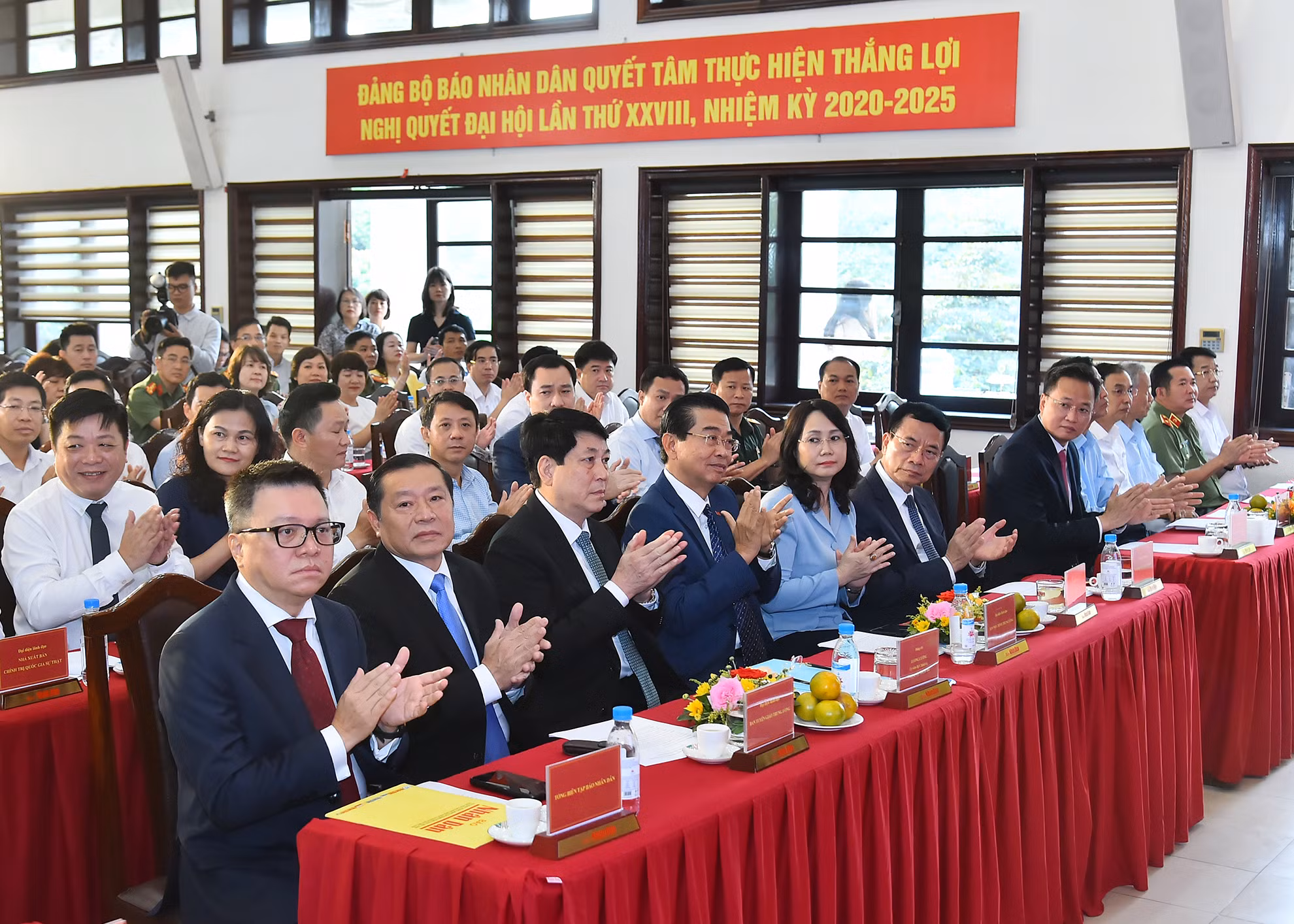 Đồng chí Lương Cường, Ủy viên Bộ Chính trị, Thường trực Ban Bí thư (hàng đầu thứ ba từ trái sang) dự Lễ khai trương Trang thông tin đặc biệt Tổng Bí thư Nguyễn Phú Trọng - Nhà lãnh đạo có tâm, có tầm của Đảng. (Ảnh: THỦY NGUYÊN - THẾ ĐẠI) Đồng chí Lương Cường, Ủy viên Bộ Chính trị, Thường trực Ban Bí thư (hàng đầu thứ ba từ trái sang) dự Lễ khai trương Trang thông tin đặc biệt Tổng Bí thư Nguyễn Phú Trọng - Nhà lãnh đạo có tâm, có tầm của Đảng. (Ảnh: THỦY NGUYÊN - THẾ ĐẠI)