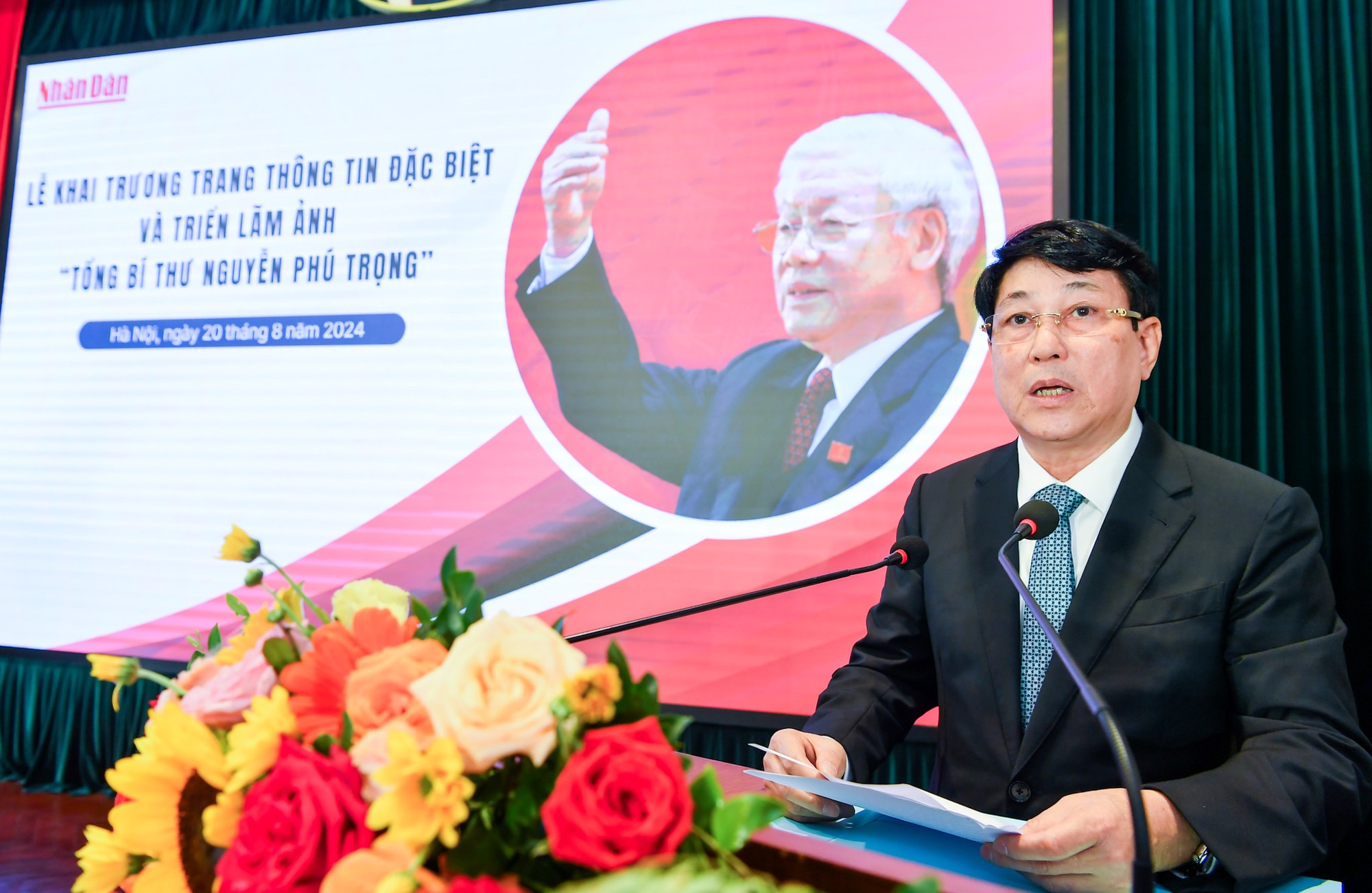 Thay mặt lãnh đạo Đảng, Nhà nước, đồng chí Lương Cường hoan nghênh Báo Nhân Dân với trách nhiệm chính trị cao, tinh thần đổi mới sáng tạo, tình cảm đặc biệt đối với Tổng Bí thư Nguyễn Phú Trọng, đã quyết tâm, khẩn trương thực hiện các công việc để hoàn thành Trang thông tin trong thời gian ngắn, trên cơ sở ứng dụng những công nghệ báo chí hiện đại trên nền tảng số, với dung lượng thông tin lớn, bao quát, phong phú và đặc biệt có ý nghĩa. (Ảnh: THÀNH ĐẠT) Thay mặt lãnh đạo Đảng, Nhà nước, đồng chí Lương Cường hoan nghênh Báo Nhân Dân với trách nhiệm chính trị cao, tinh thần đổi mới sáng tạo, tình cảm đặc biệt đối với Tổng Bí thư Nguyễn Phú Trọng, đã quyết tâm, khẩn trương thực hiện các công việc để hoàn thành Trang thông tin trong thời gian ngắn, trên cơ sở ứng dụng những công nghệ báo chí hiện đại trên nền tảng số, với dung lượng thông tin lớn, bao quát, phong phú và đặc biệt có ý nghĩa. (Ảnh: THÀNH ĐẠT)