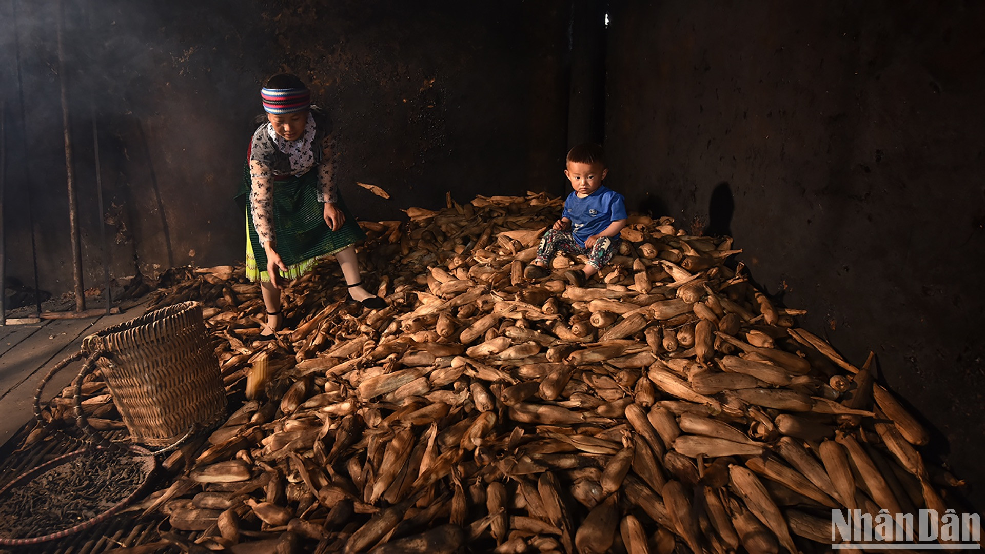 Nơi dự trữ lương thực trong ngôi nhà. (Ảnh: VŨ LINH)