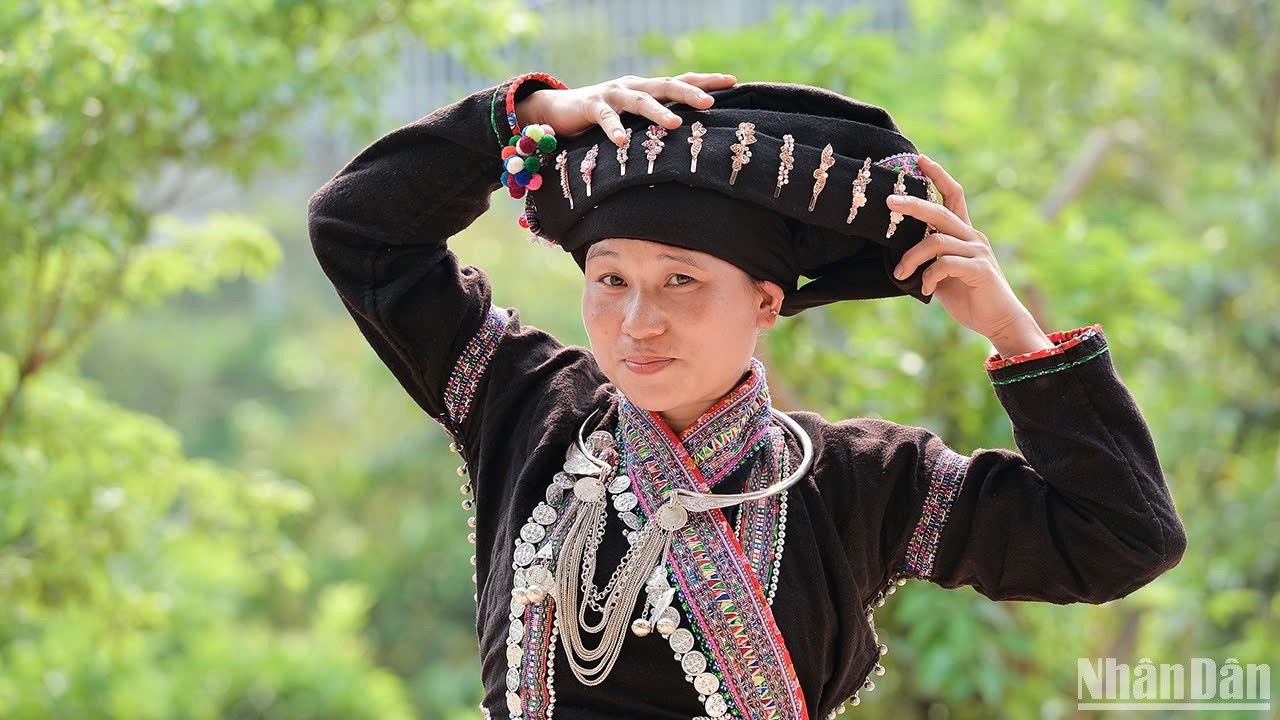 Phụ nữ dân tộc Lào trong trang phục truyền thống. Phụ nữ dân tộc Lào trong trang phục truyền thống.