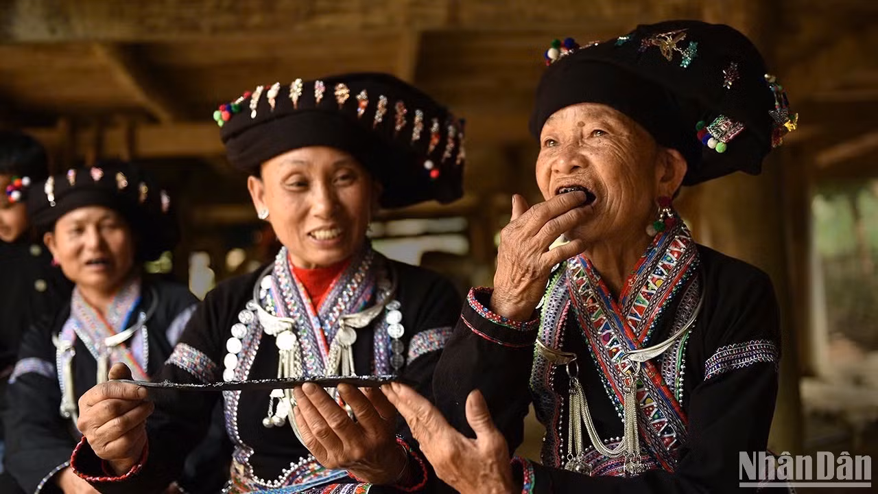 Do thị hiếu thẩm mỹ hiện đại, chỉ còn phụ nữ trung niên duy trì tục nhuộm răng.