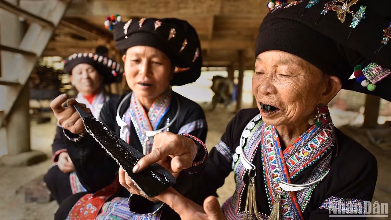 Nguyên liệu chính để nhuộm răng là thân cây rừng được đốt cháy thành than.