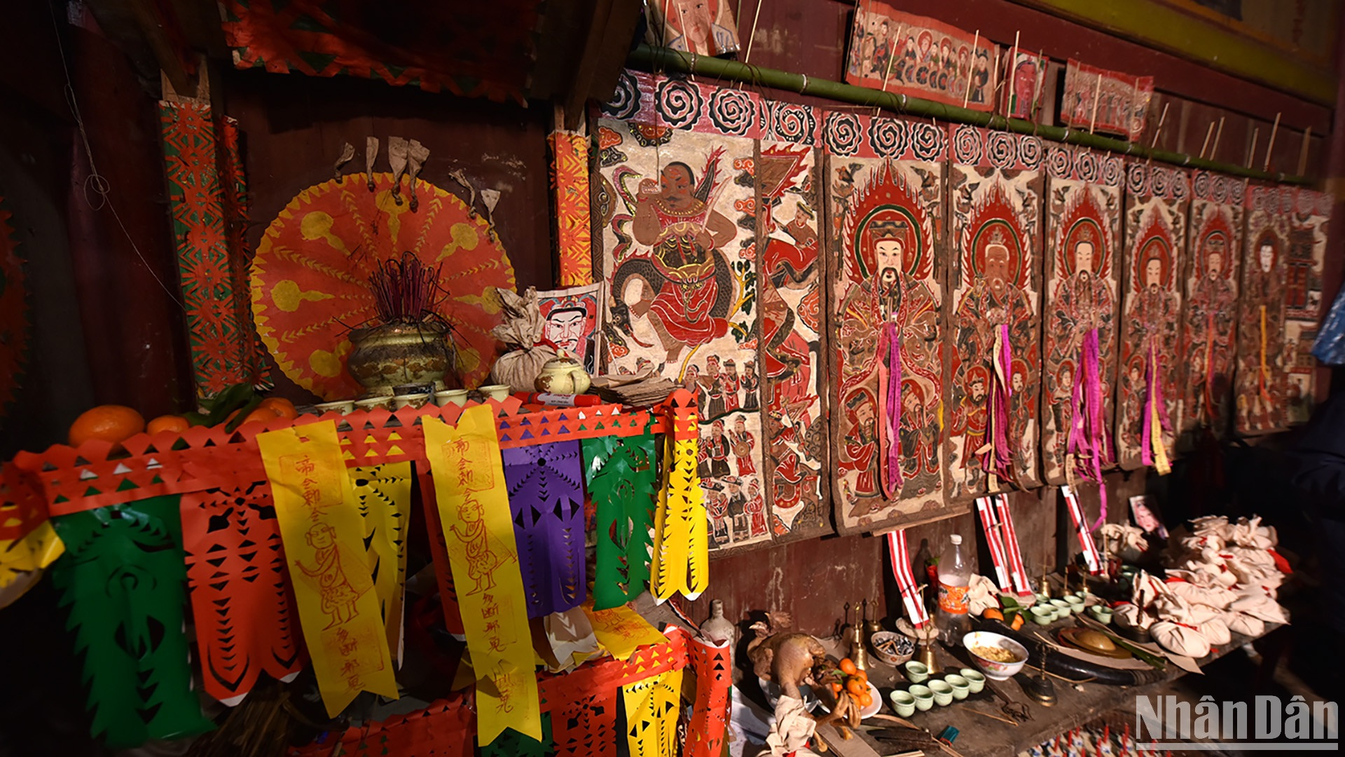 Vật phẩm trong lễ cấp sắc được chuẩn bị chu đáo. (Ảnh: VŨ LINH)