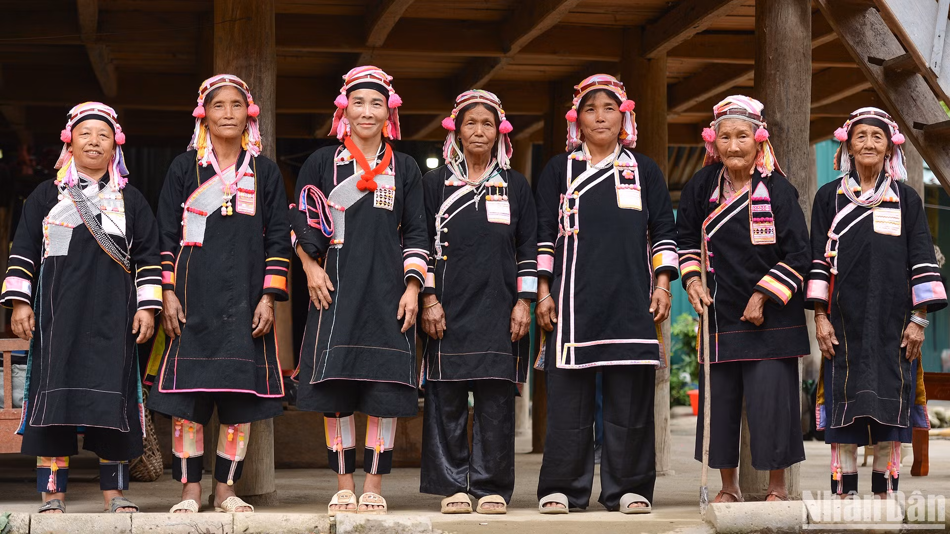 Người Hà Nhì gắn bó với trang phục truyền thống.