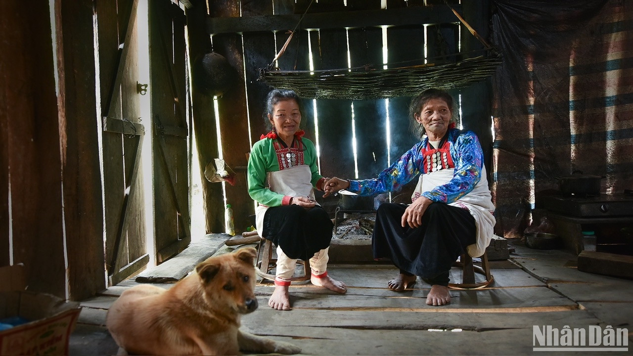 Hiện nay, chỉ một số người cao tuổi dân tộc Mảng còn hình xăm quanh miệng theo tục lệ. (Ảnh: VŨ LINH) Hiện nay, chỉ một số người cao tuổi dân tộc Mảng còn hình xăm quanh miệng theo tục lệ. (Ảnh: VŨ LINH)