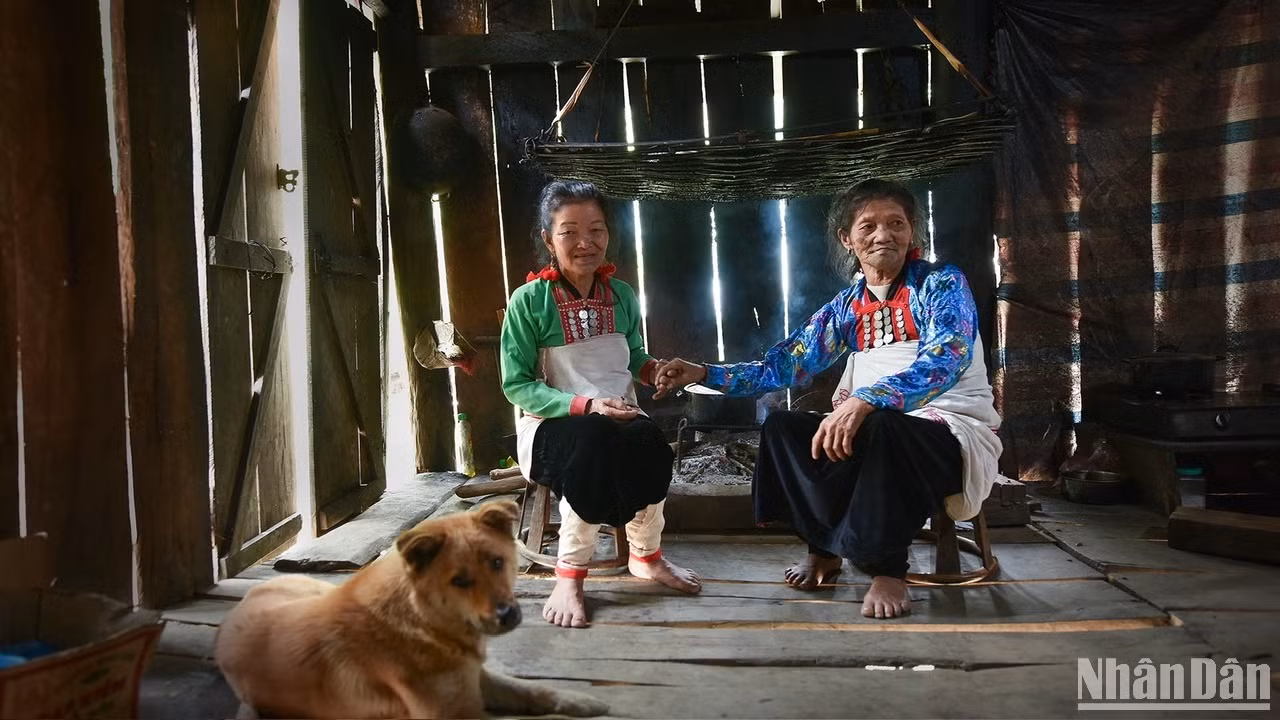 Hiện nay, chỉ một số người cao tuổi dân tộc Mảng còn hình xăm quanh miệng theo tục lệ. (Ảnh: VŨ LINH) Hiện nay, chỉ một số người cao tuổi dân tộc Mảng còn hình xăm quanh miệng theo tục lệ. (Ảnh: VŨ LINH)