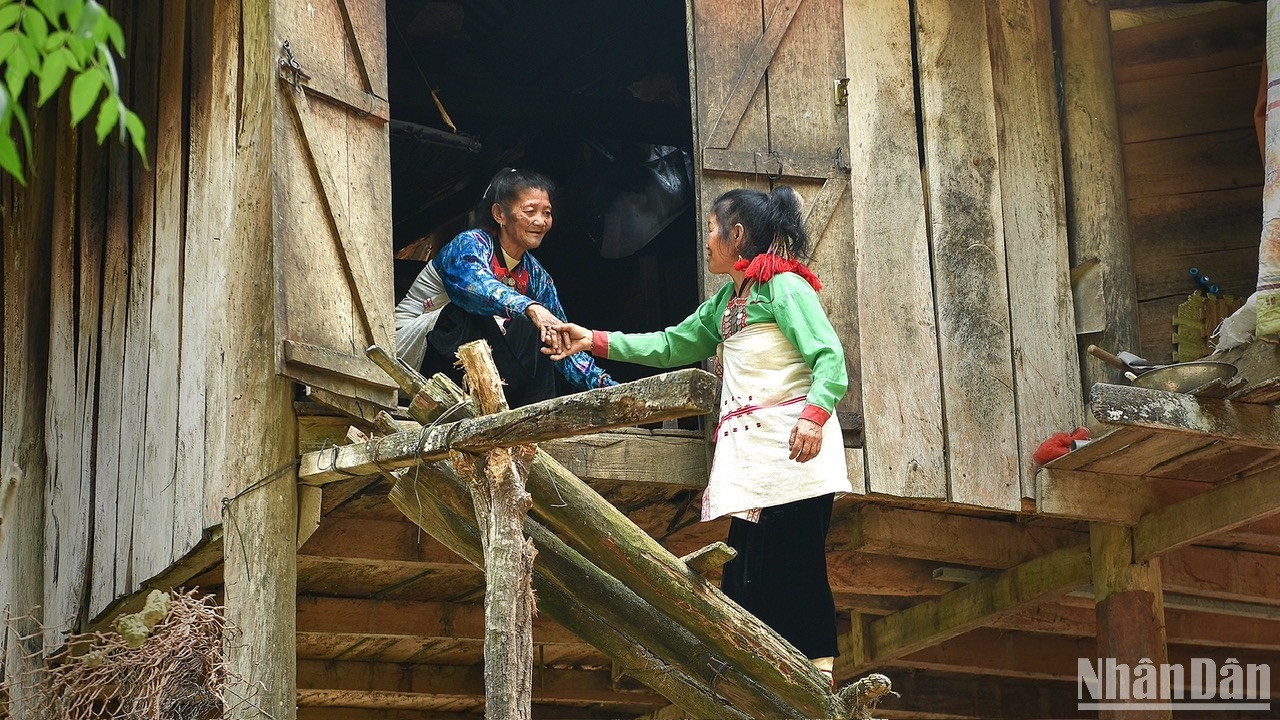 Bản sắc văn hóa Mảng qua trang phục. (Ảnh: VŨ LINH) Bản sắc văn hóa Mảng qua trang phục. (Ảnh: VŨ LINH)