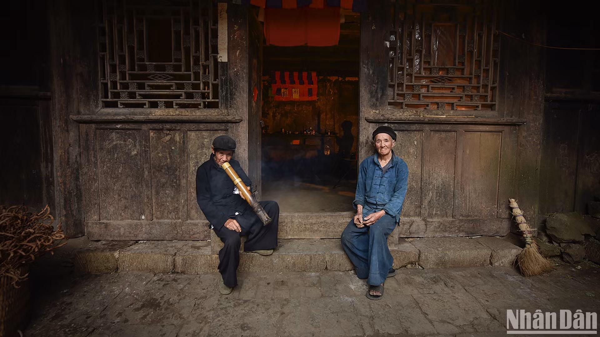 Gian chính đặt ban thờ tổ tiên. (Ảnh: VŨ LINH) Gian chính đặt ban thờ tổ tiên. (Ảnh: VŨ LINH)